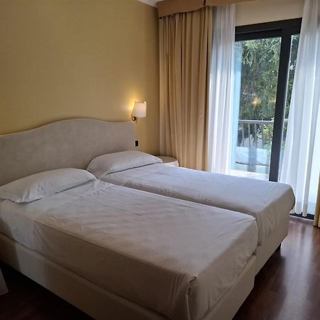 Admiral Hotel Villa Erme Desenzano del Garda Exterior foto