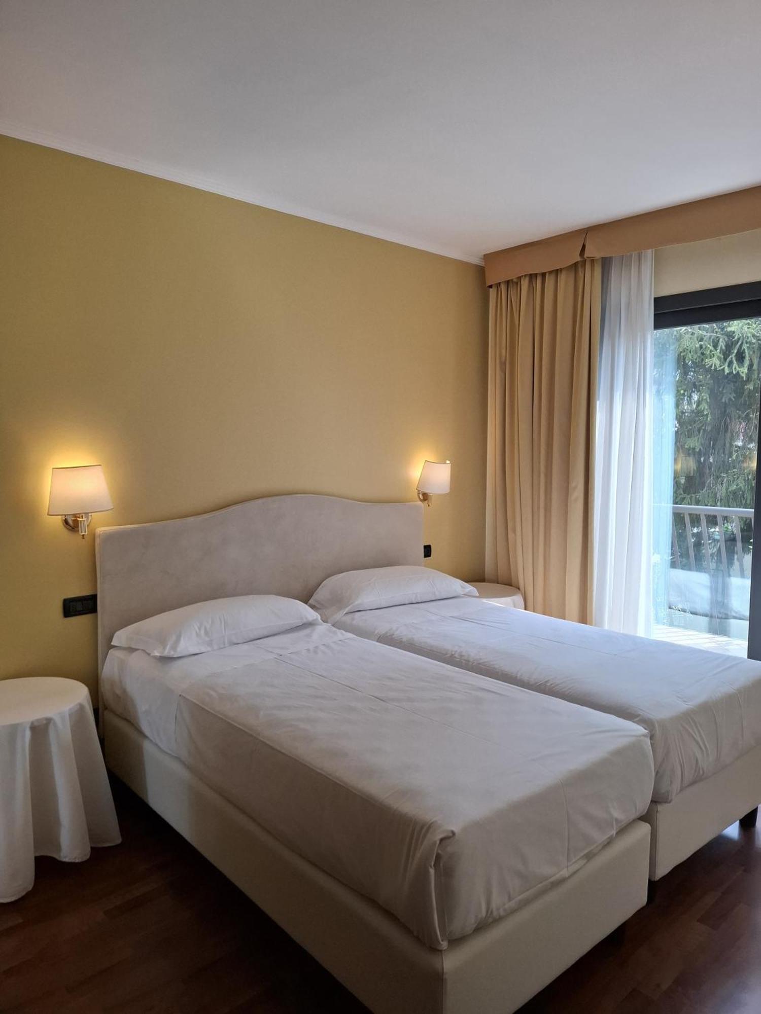 Admiral Hotel Villa Erme Desenzano del Garda Exterior foto